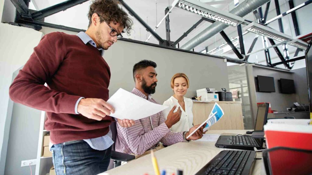 Un groupe de travailleur dans leurs bureau